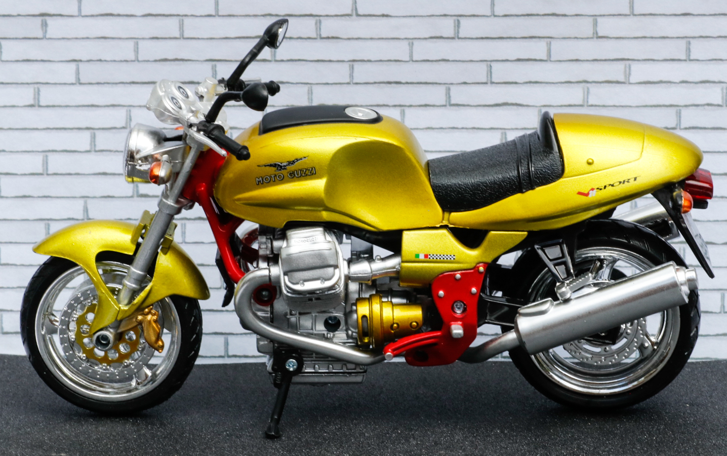 New Ray 1-12 Moto Guzzi V11 Sport